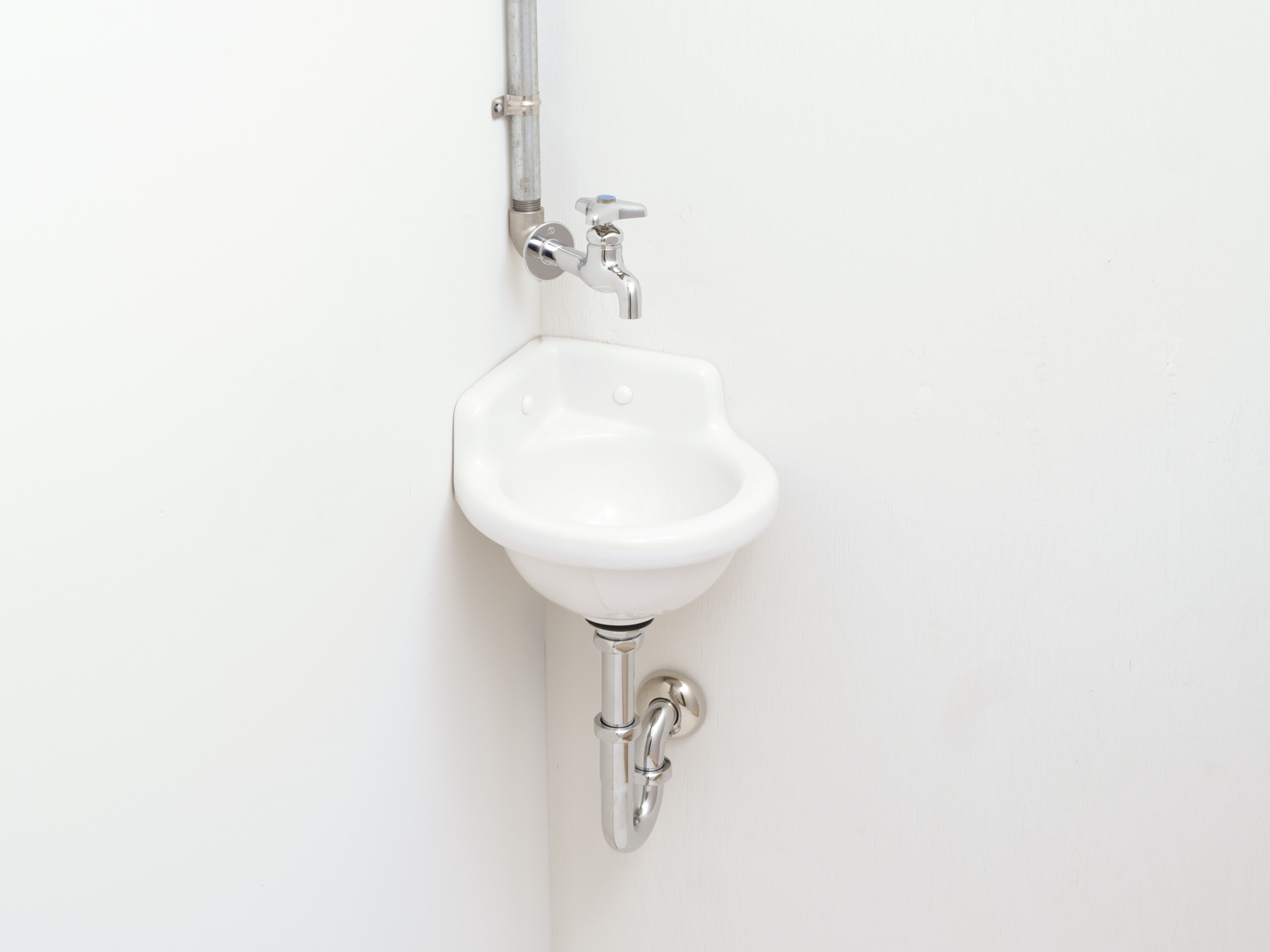 洗面水栓 WT-2：壁付け三角ハンドル単水栓 KB-PT011-14-G141 コーナータイプ＋壁付け三角ハンドル単水栓（給水管をあえて露出にするとレトロな雰囲気に）