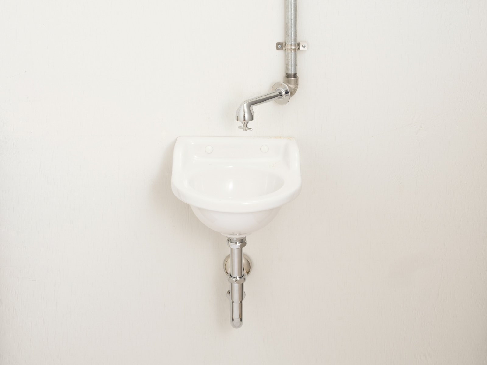 壁付け手洗いボウル フラット KB-PR011-01-G244 フラットタイプ+壁付けつまみ単水栓（給水管をあえて露出にするとレトロな雰囲気に）※写真の水栓は旧仕様品