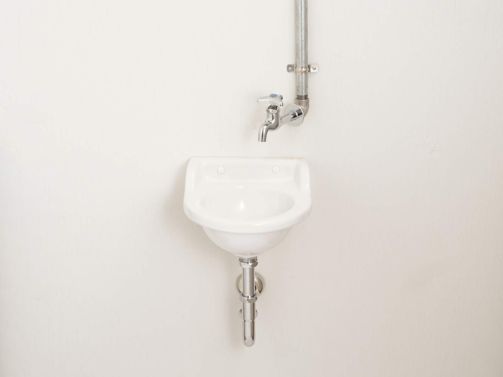 洗面水栓 WT-2：壁付け三角ハンドル単水栓 KB-PT011-14-G141 フラットタイプ+壁付け三角ハンドル単水栓（給水管をあえて露出にするとレトロな雰囲気に）