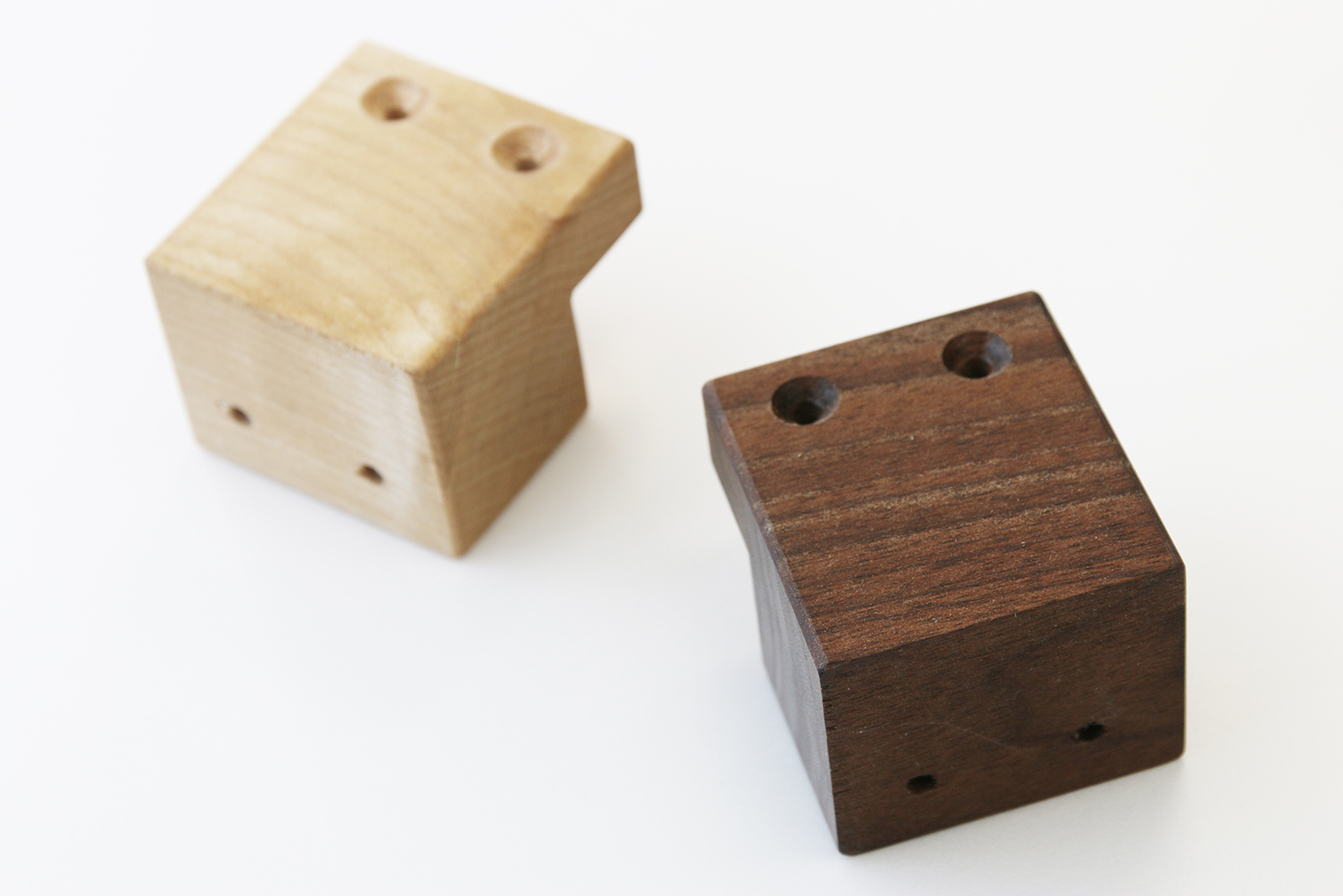 木の手摺 ブラケット（ウォルナット） ET-SH002-03-G067 左：メープル、右：ウォルナット